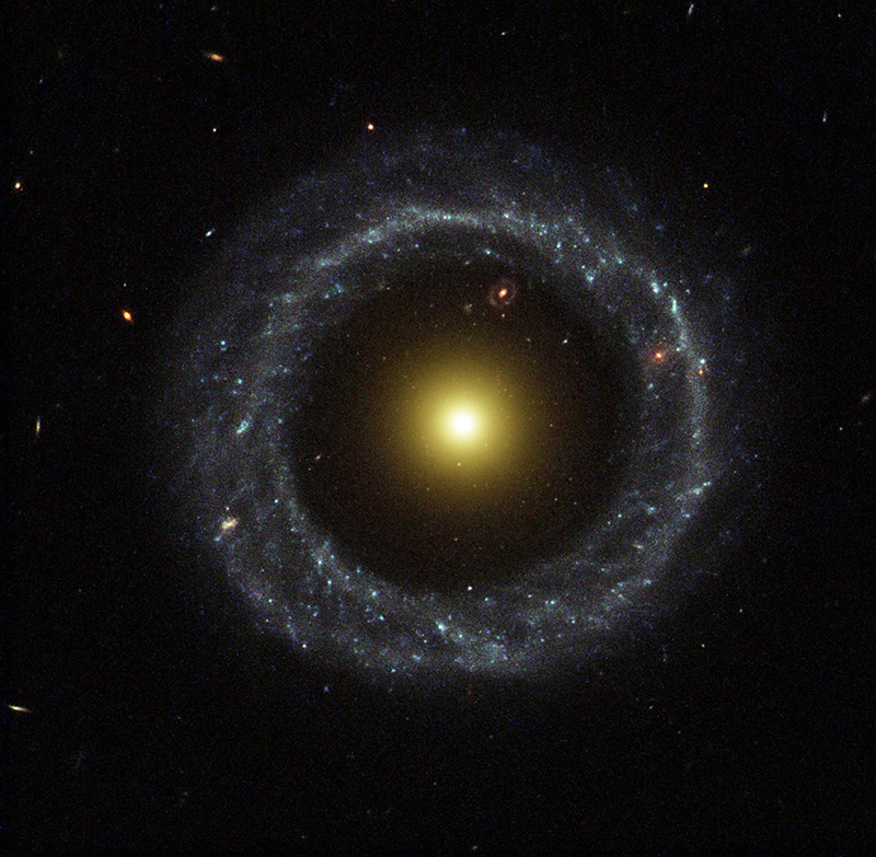 Галактика Хога: уникальная космическая симметрия