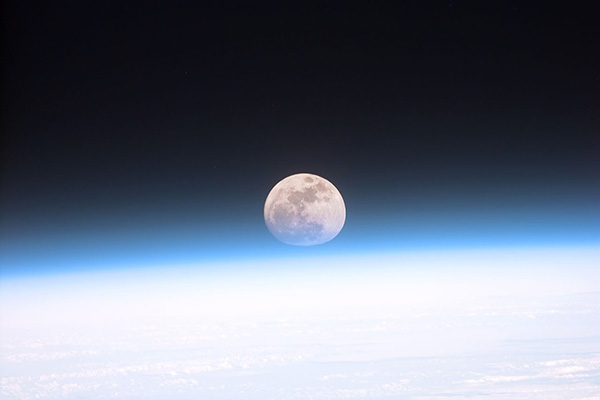 Почему на Луне нет атмосферы: особенности спутника Земли