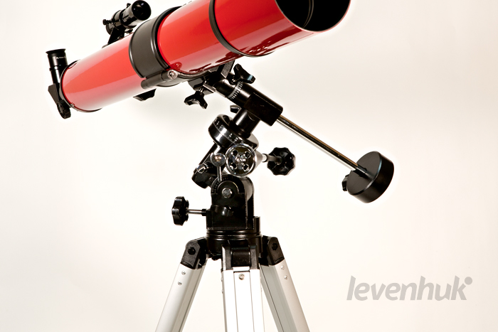 Труба телескопа LEVENHUK, установленная на экваториальной монтировке
