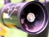 Мениск (передняя линза) закреплен в трубе при помощи широкого резьбового кольца, которое можно ослабить в случае пережатия оптики Мениск (передняя линза) закреплен в трубе при помощи широкого резьбового кольца, которое можно ослабить в случае пережатия оптики