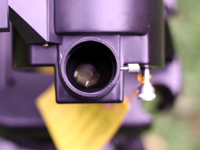 Окуляр вставляется в диагональное зеркало и фиксируется небольшим стопорным винтом на корпусе зеркала Окуляр вставляется в диагональное зеркало и фиксируется небольшим стопорным винтом на корпусе зеркала