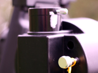 Узел фокусировки расположен на задней части трубы Узел фокусировки расположен на задней части трубы