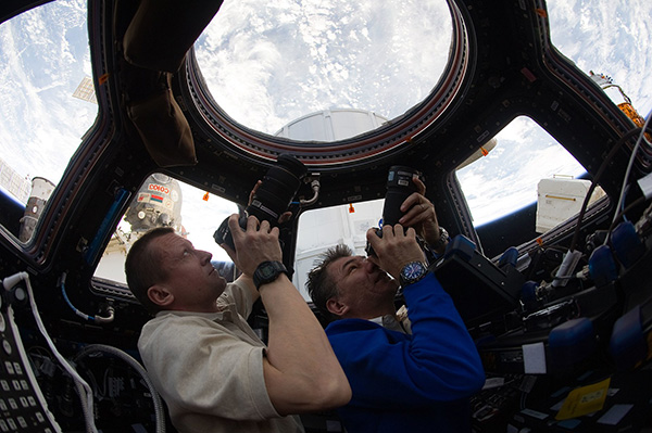 Как космонавты моют голову в космосе