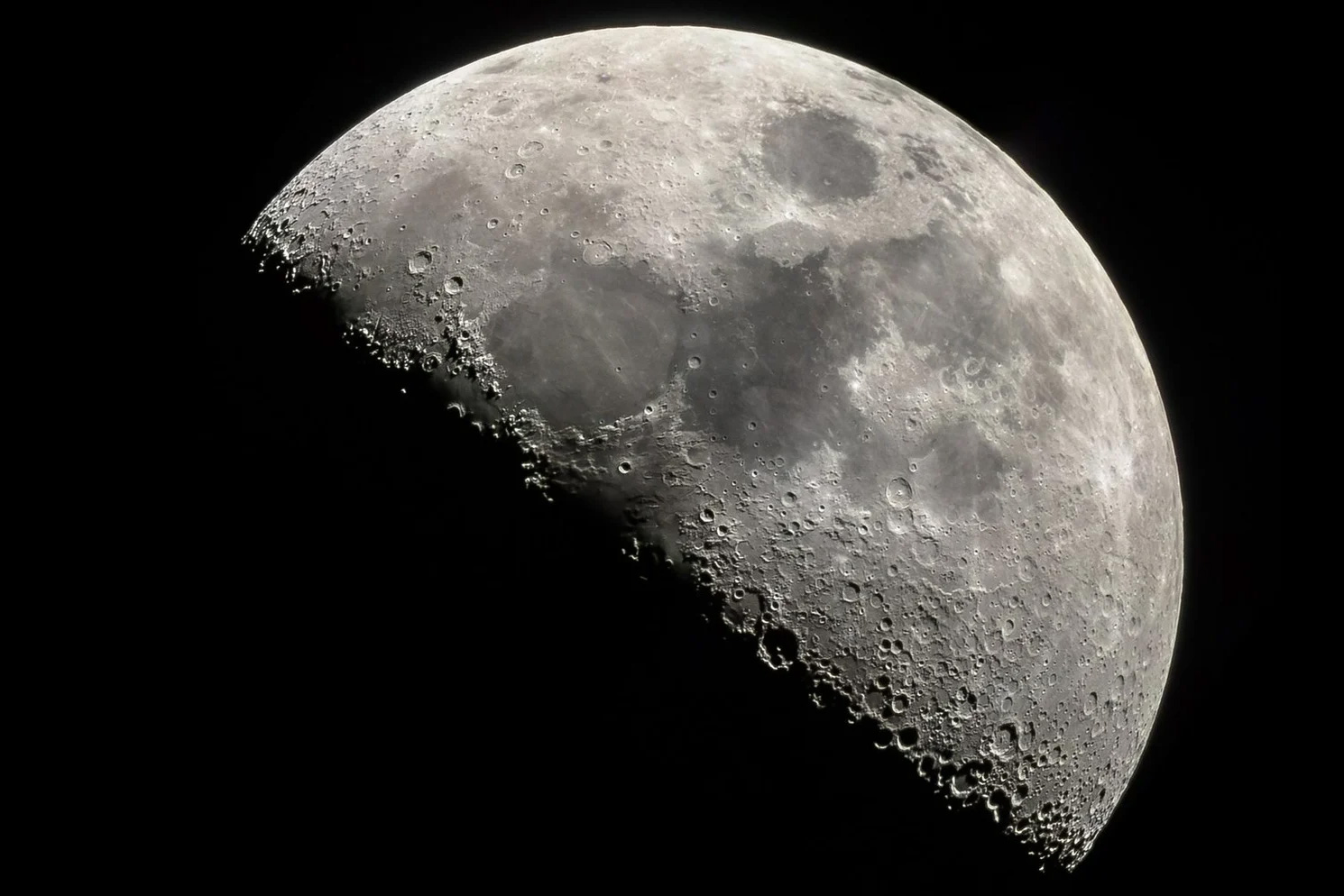 Как выглядит Луна в телескоп?