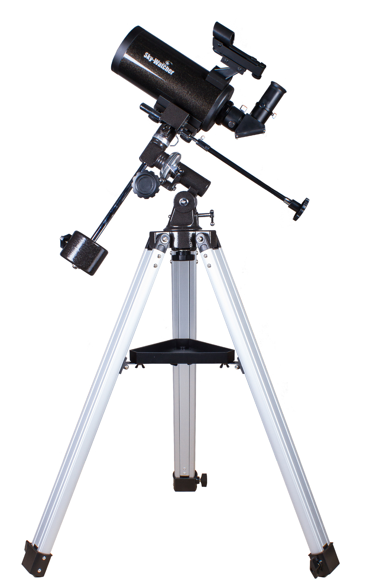 <p>Компактный зеркально-линзовый телескоп Sky-Watcher BK MAK90EQ1 – это идеальный инструмент для астрономических наблюдений в городе и на природе. Прекрасная оптика, надежная механика и высокое качество сборки делают эту модель оптимальным выбором для пользователей разного уровня подготовки.</p><p><strong>Оптика</strong></p><p>Оптическая труба собрана по катадиоптрической схеме Максутова-Кассегрена. При объективе диаметром 90 мм труба отличается весьма компактными размерами, поэтому ее удобно брать с собой для загородных наблюдений. Эта модель комплектуется двумя окулярами. Начинать наблюдения лучше с окуляра с фокусным расстоянием 20 мм. Он имеет более широкое поле зрения и позволяет охватить взглядом большее пространство. Для более детального изучения небесных тел следует использовать окуляр с фокусным расстоянием 10 мм.</p><p><strong>Монтировка</strong></p><p>Труба устанавливается на экваториальную монтировку. Такая монтировка позволяет компенсировать суточное движение объектов. Алюминиевая тренога позволяет добиться устойчивого положения конструкции, поэтому изображение получается стабильным.</p>