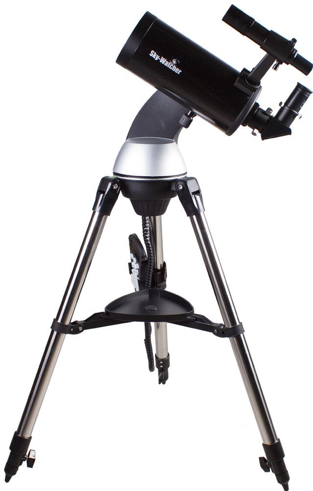 <p>Sky-Watcher MAK BK MAK102AZGT SynScan GOTO – это компактный катадиоптрик с системой автоматического наведения. Благодаря качественной оптике, надежной механике и простому управлению телескоп подходит и для опытных, и для начинающих астрономов. В базе данных телескопа содержатся координаты 42 900 астрономических объектов.</p><p><strong>Оптика</strong></p><p>Данная модель представляет собой зеркально-линзовый телескоп, собранный по оптической схеме Максутова-Кассегрена. Благодаря такой конструкции труба отличается достаточно компактными размерами.</p><p>Телескоп комплектуется двумя окулярами. Начинать наблюдения рекомендуется с окуляром 25 мм, так как он дает хороший обзор и подходит для поиска астрономических объектов. Окуляр с фокусным расстоянием 10 мм дает большее увеличение и используется для более детального изучения небесных тел.</p><p><strong>Монтировка</strong></p><p>Оптическая труба устанавливается на компьютеризированную азимутальную монтировку с пультом управления. Управление монтировкой не требует от пользователя специальных навыков и знаний. Достаточно выбрать любой объект из обширной базы данных, и телескоп автоматически наведется на него.</p><p>Стальная тренога обеспечивает стабильное положение телескопа.</p>