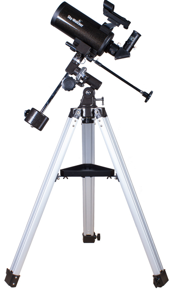 <p>Компактный зеркально-линзовый телескоп Sky-Watcher BK MAK90EQ1 – это идеальный инструмент для астрономических наблюдений в городе и на природе. Прекрасная оптика, надежная механика и высокое качество сборки делают эту модель оптимальным выбором для пользователей разного уровня подготовки.</p><p><strong>Оптика</strong></p><p>Оптическая труба собрана по катадиоптрической схеме Максутова-Кассегрена. При объективе диаметром 90 мм труба отличается весьма компактными размерами, поэтому ее удобно брать с собой для загородных наблюдений. Эта модель комплектуется двумя окулярами. Начинать наблюдения лучше с окуляра с фокусным расстоянием 20 мм. Он имеет более широкое поле зрения и позволяет охватить взглядом большее пространство. Для более детального изучения небесных тел следует использовать окуляр с фокусным расстоянием 10 мм.</p><p><strong>Монтировка</strong></p><p>Труба устанавливается на экваториальную монтировку. Такая монтировка позволяет компенсировать суточное движение объектов. Алюминиевая тренога позволяет добиться устойчивого положения конструкции, поэтому изображение получается стабильным.</p>