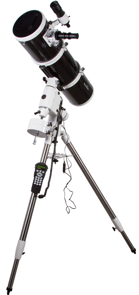 <p>Телескоп Sky-Watcher BK P2001 HEQ5 SynScan GOTO – это мощный инструмент для астрономических наблюдений и астрофотографии. Главное зеркало диаметром 200 мм большое количество света, благодаря чему вы сможете увидеть множество объектов дальнего космоса с высокой детализацией. Труба телескопа установлена на компьютеризированную экваториальную монтировку. Система автонаведения не только позволяет значительно сэкономить время на поиск небесных тел, но и обеспечивает точное гидирование.</p><p><strong>Оптика</strong></p><p>Телескоп представляет собой рефлектор, поэтому изображение получается ярким и полностью свободным от хроматических аберраций. В комплект входит два окуляра. Окуляр с фокусным расстоянием 25 мм предназначен для поиска объектов и обзорных наблюдений, а окуляр 10 мм позволит детально рассмотреть изучаемый объект.</p><p>Качество картинки будет максимальным при наблюдениях вдали от городской засветки.</p><p><strong>Монтировка</strong></p><p>Труба устанавливается на экваториальную монтировку с моторными приводами по обеим осям. Управление телескопом осуществляется при помощи пульта. Благодаря системе автоматического наведения поиск объектов не требует от пользователя специальных знаний и выполняется очень быстро.</p><p>Прочный стальной штатив обеспечивает устойчивое положение конструкции. Телескоп можно использовать и для визуальных наблюдений, и для астрофотографии с длинными выдержками.</p>