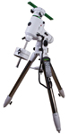 <p>Экваториальная монтировка Sky-Watcher EQ6 PRO SynScan GOTO ориентирована на любителей астрофотографии, однако может применяться и для визуальных наблюдений. Система автонаведения обеспечивает быстрый поиск астрономических объектов. Управление монтировкой осуществляется при помощи пульта.</p><p>Монтировка Sky-Watcher EQ6 PRO SynScan GOTO отличается высокой грузоподъемностью, поэтому на нее можно устанавливать любительские телескопы и фотооборудование общим весом до 20 кг. Для стабильного положения трубы используются противовесы (в комплекте).</p><p>Встроенные моторные приводы по обеим осям обеспечивают ровное и плавное перемещение трубы. В конструкции монтировки используются прецизионные червячные передачи и подшипники качения в опорах осей. В базе системы автонаведения SynScan содержится информация о 13 000 астрономических объектов. Наведение на выбранный объект осуществляется автоматически.</p><p>Для управления используется пульт. Кроме того, монтировку можно присоединить к компьютеру для управления с помощью специальной программы-планетария. Специальный порт дает возможность подключить к монтировке автогид (приобретается отдельно).</p><p>Жесткая стальная тренога гарантирует стабильное положение телескопа. Это значит, что труба не будет дрожать при перемещении, а картинка будет оставаться четкой. Высота треноги регулируется.</p><table id="comparison-table" border="0" cellpadding="0" cellspacing="0"><tr><td colspan="2" align="center" class="title"><strong>Технические характеристики</strong></td></tr> <tr> <td>Тренога</td> <td>стальная</td> </tr> <tr> <td>Высота треноги, мм</td> <td>регулируемая, 850–1470</td> </tr> <tr> <td>Полочка для аксессуаров</td> <td>есть</td> </tr> <tr> <td>Тип управления телескопом</td> <td>электроприводы обеих осей, автонаведение</td> </tr> <tr> <td>Тип монтировки</td> <td>экваториальная, немецкого типа</td> </tr> <tr> <td>Система установки и позиционирования</td> <td>SynScan</td> </tr> <tr> <td>Тип привода</td> <td>шаговые двигатели 1,8 градуса на шаг, 64 микрошага на 1,8°</td> </tr> <tr> <td>Передаточное отношение</td> <td>705</td> </tr> <tr> <td>Вес монтировки и треноги, кг</td> <td>23</td> </tr> <tr> <td>Вес монтировки, кг</td> <td>16</td> </tr> <tr> <td>Длина штанги противовеса, мм</td> <td>285</td> </tr> <tr> 