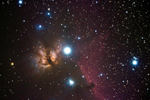 По центру: Туманность «Пламя» (NGC 2024), справа: Туманность «Конская Голова» (IC 434, Barnard 33, также известная как «Голова Лошади»)