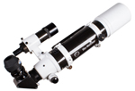 <p>Апохроматический рефрактор Sky-Watcher BK ED80 – это профессиональный инструмент для астрофотографии и визуального изучения объектов Солнечной системы. Качественная оптика из низкодисперсионного стекла формирует яркую и чистую картинку, практически полностью свободную от хроматических аберраций.</p><p><strong>Оптика</strong></p><p>Данная модель предоставляет собой линзовый телескоп. Апохроматический объектив формирует резкое и хорошо детализированное изображение без искажений по всему полю зрения. Запатентованное просветляющее покрытие MHC увеличивает светопропускание линз. С помощью этого телескопа можно делать контрастные астрофотографии с высоким разрешением.</p><p>На диагональное зеркало нанесено диэлектрическое покрытие, поэтому картинка будет максимально четкой не только при съемке в прямом фокусе, но и при визуальных наблюдениях.</p><p>Для поиска объектов используется ахроматический искатель с широким полем зрения и 9-кратным увеличением. Безлюфтовый двухскоростной фокусер Крейфорда обеспечивает плавную и точную фокусировку.</p><p>Оптическая труба комплектуется крепежными кольцами и пластиной «ласточкин хвост». Данная модель поставляется в прочном алюминиевом кейсе.</p><p><strong>Комплектация:</strong></p><ul> <li>Труба оптическая Sky-Watcher BK ED80 OTAW</li> <li>Окуляр LET 28 мм, 2"</li> <li>Оптический ахроматический искатель, 9x50</li> <li>Диагональное зеркало 2" (с адаптером на 1,25")</li> <li>Инструменты для сборки</li> <li>Алюминиевый кейс</li> <li>Инструкция по эксплуатации и гарантийный талон</li></ul>